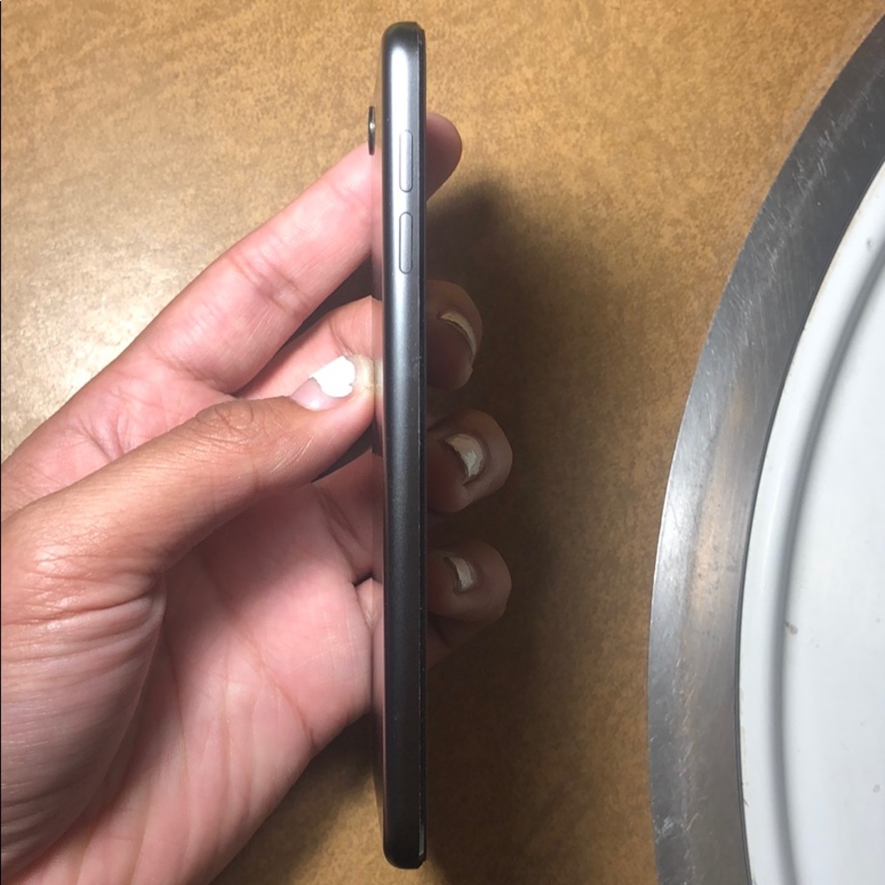 IPod 6th Gen - Picture 2 of 6